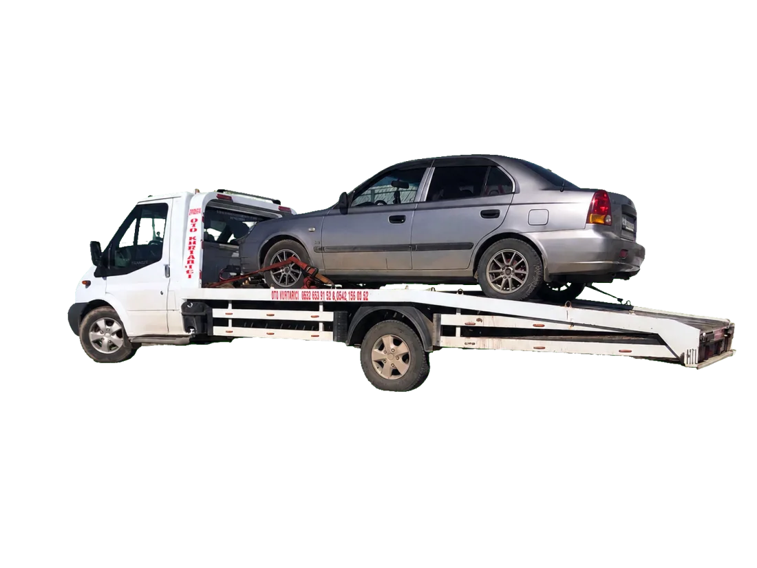 Binek araç çekici hizmeti — flatbed platform üzerinde gümüş otomobil