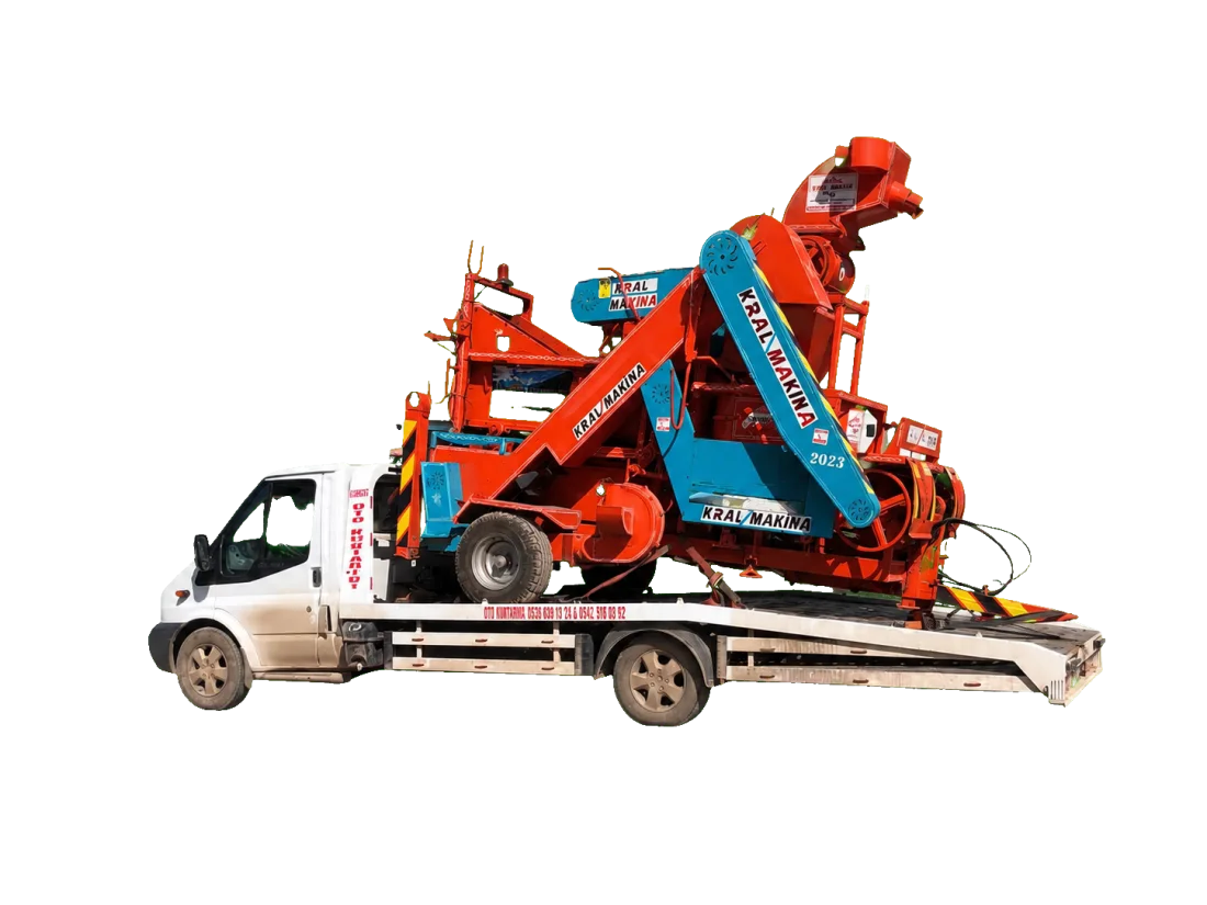 İş makinesi taşıma — flatbed çekici üzerinde Kral Makina iş makinesi